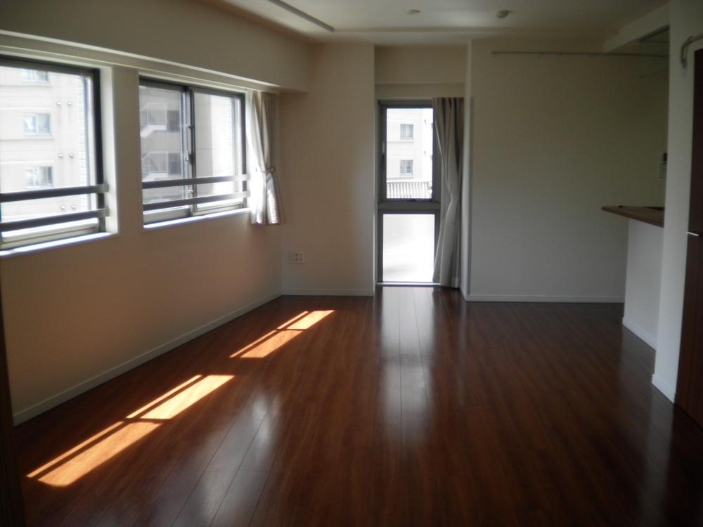 Living. Indoor (08 May 2013) Shooting. It is a double sash specification.