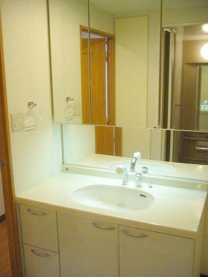 Wash basin, toilet. Wash basin