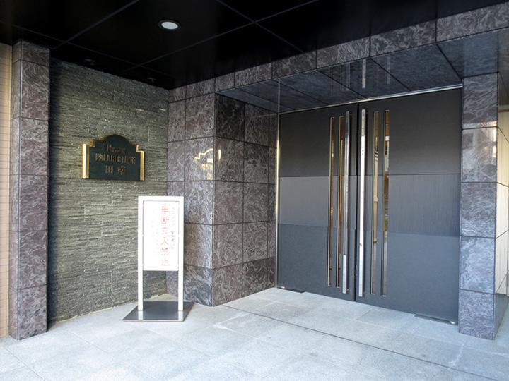 Entrance. Common areas