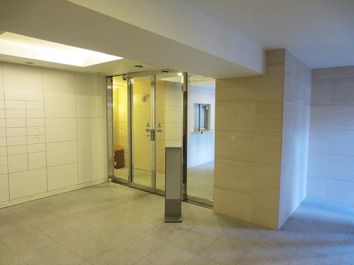 Entrance. Common areas