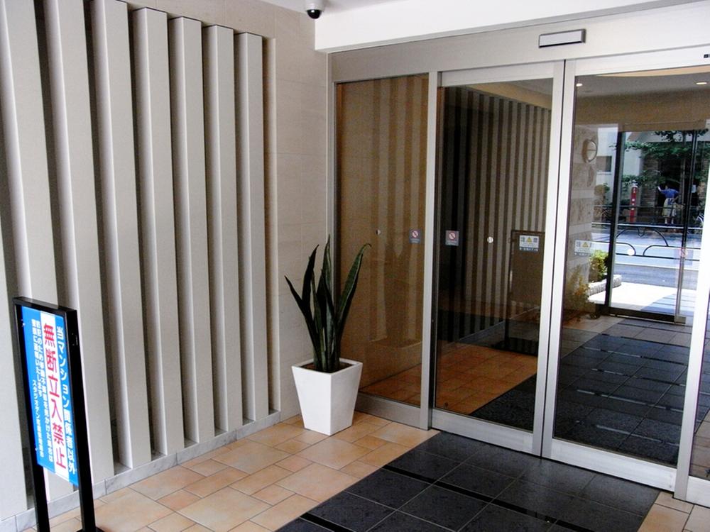 Entrance. Auto-lock with a monitor in the entrance