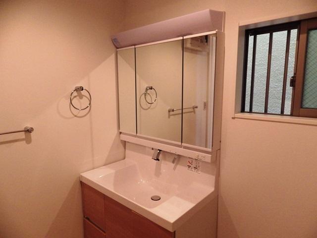 Wash basin, toilet. Washroom