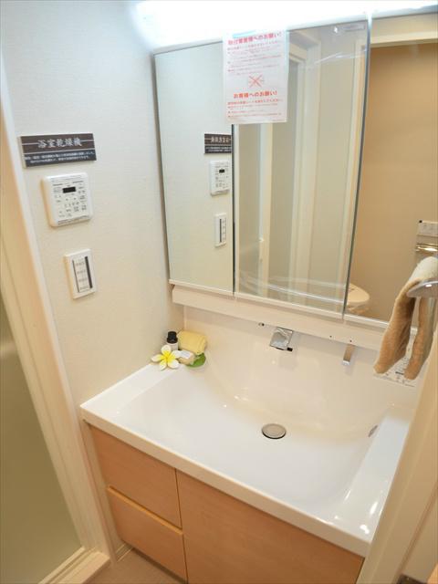 Wash basin, toilet. Convenient three-sided mirror to get dressed