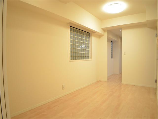 Living. Appearance is hidden in the kitchen from the dining