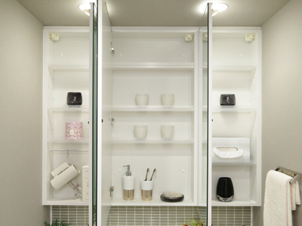 Bathing-wash room. Three-sided mirror back storage