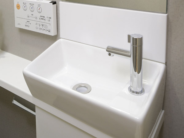 Toilet.  [Toilet hand washing counter] Installed hand washing with a counter to the toilet. Decorated well as vases and figurines, You can produce as an accent of space.