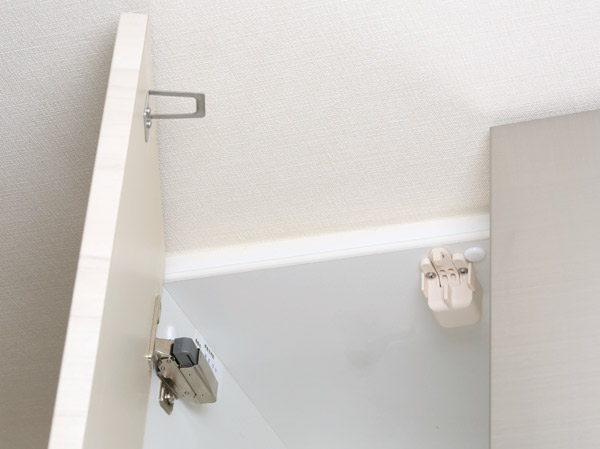 earthquake ・ Disaster-prevention measures.  [Seismic latch] Hanging cupboard in the kitchen ・ The vanity of the three-sided mirror, Storage products opens the door by the shaking of the earthquake were installed seismic latch to prevent the jumping out.  ※ The photograph is a seismic latch of the kitchen.