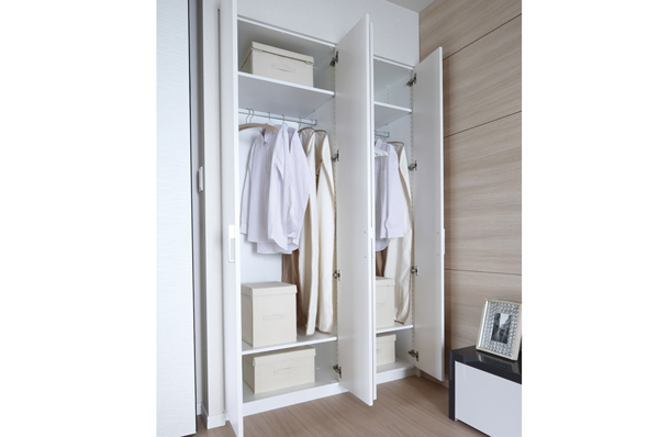 Easy to put away and the family of the clothing, Also placed us houses easy to remove closet (same specifications)