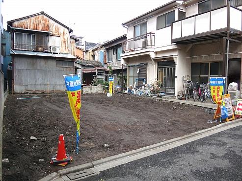 Local photos, including front road. Local (September 24 shooting)