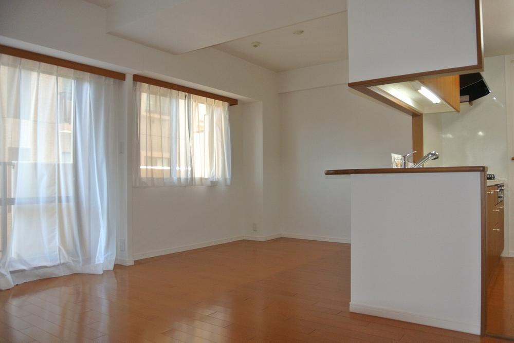 Living. Spacious living room