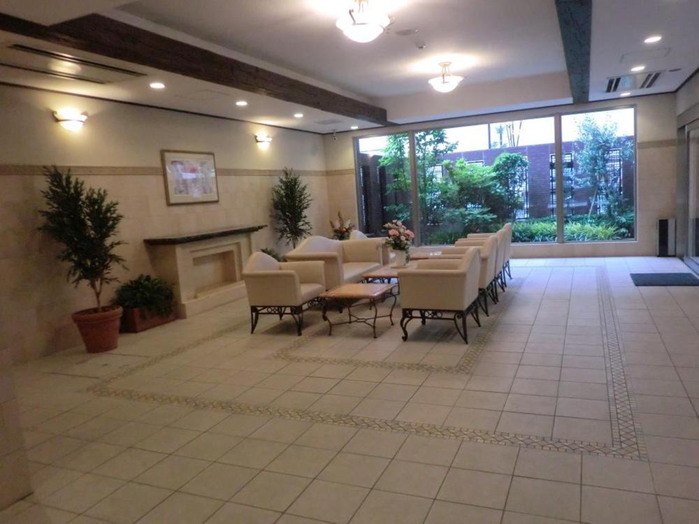 Entrance. Is the Hall, such as the hotel there is a reception set lobby. There is also a courtyard.