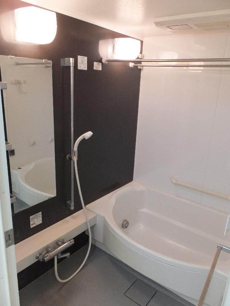 Bathroom. bathroom  ~ 1418 is a shell-type tub of size ~