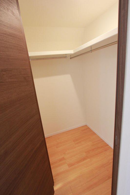 Non-living room. Western-style walk-in closet