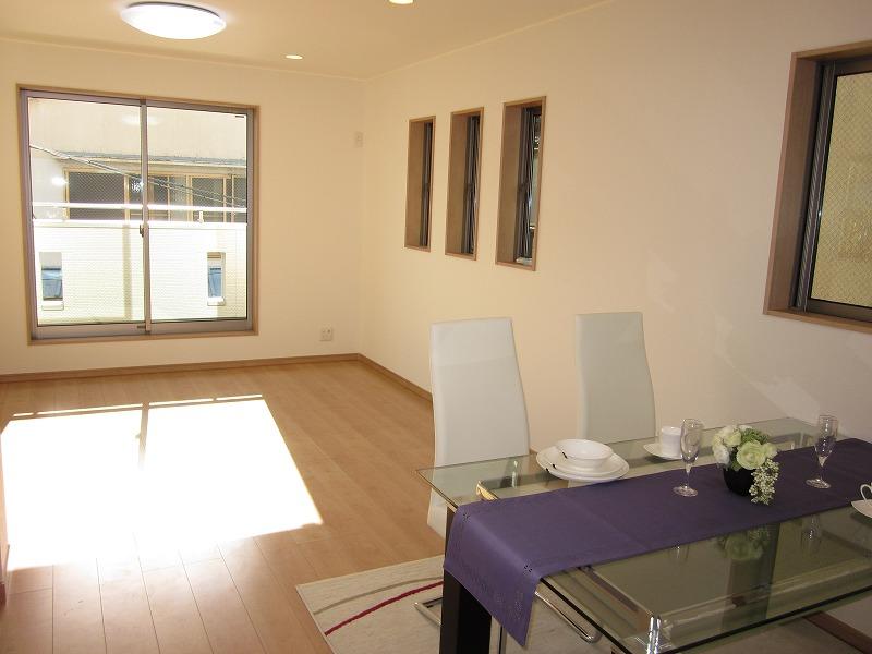 Living. Local (11 May 2013) Shooting