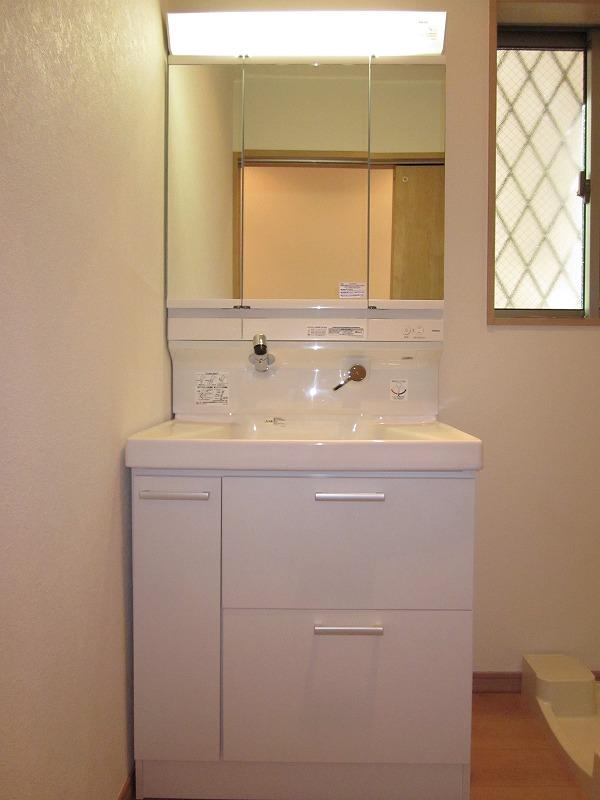 Wash basin, toilet. Indoor (11 May 2013) Shooting