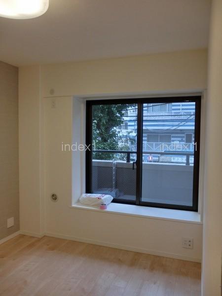 Non-living room. Nice bay window is impressive ☆