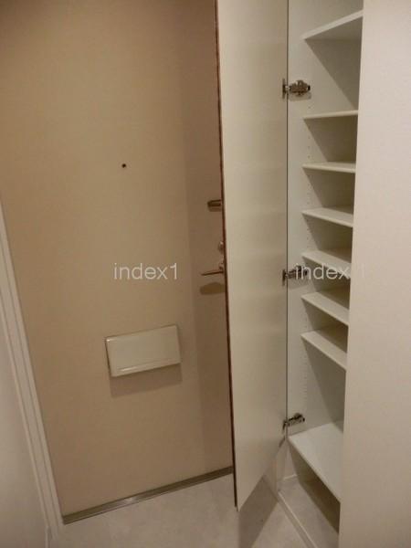 Receipt. Firm also equipped with shoe storage!