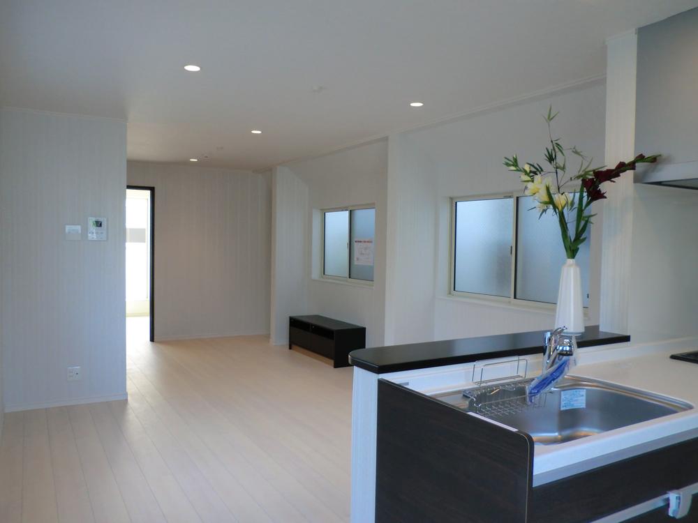 Same specifications photos (living). Adopt a special olefin sheet to be long-lasting beauty living room flooring. There is a strongly excellent scratch resistance to sunburn. 