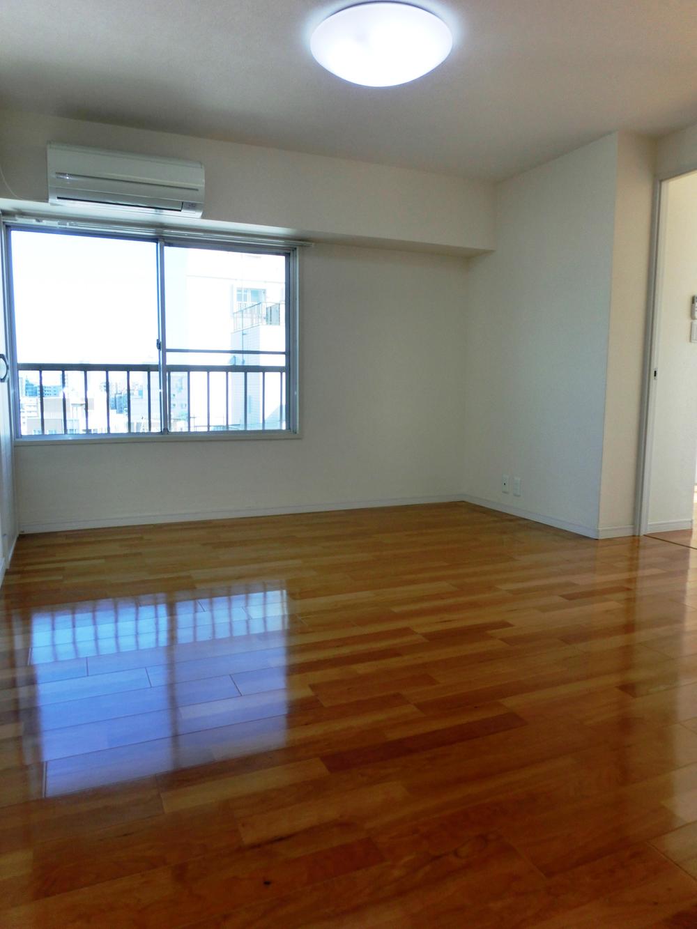 Living. Bright corner room