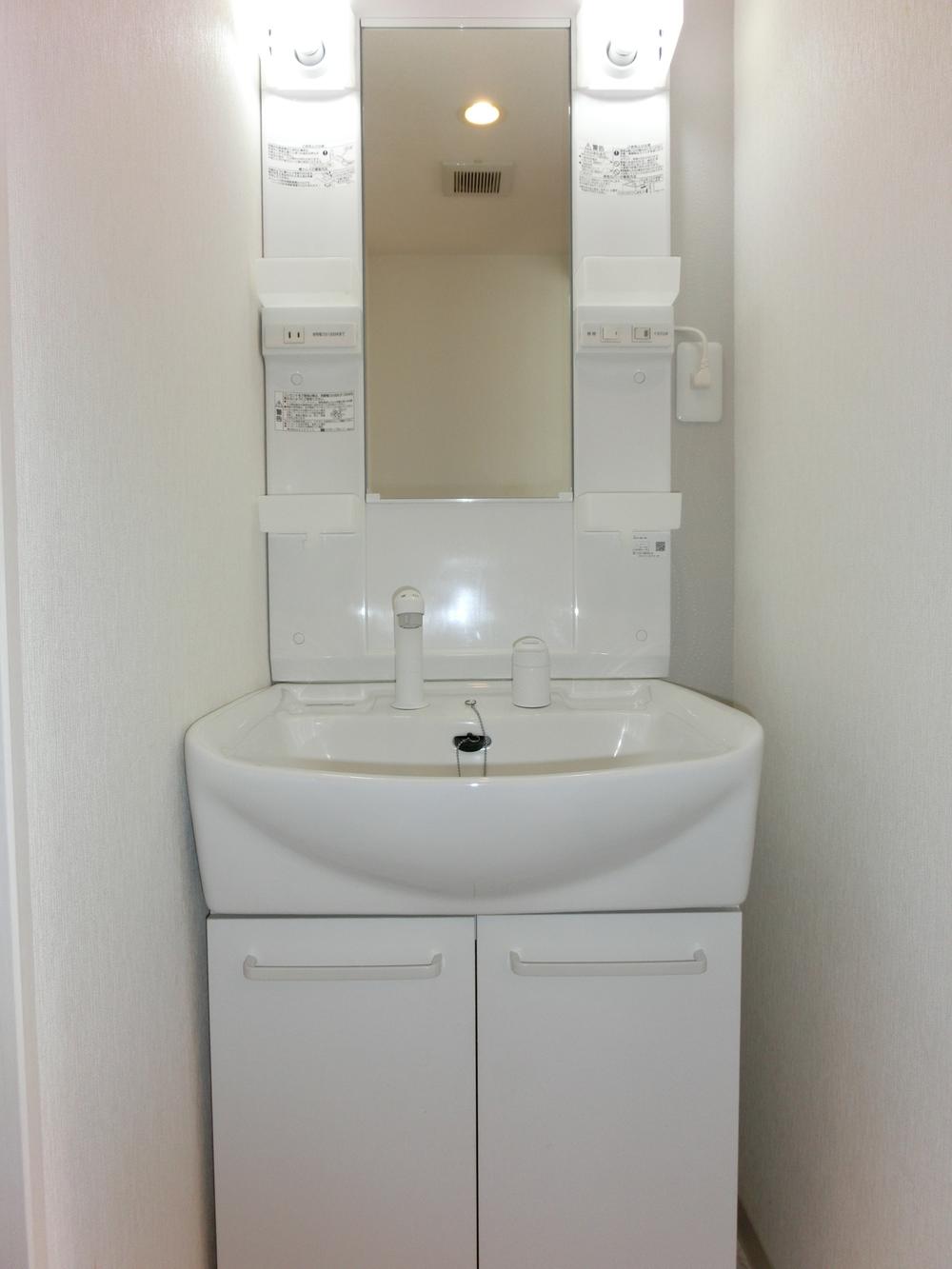 Wash basin, toilet. Indoor (12 May 2013) Shooting