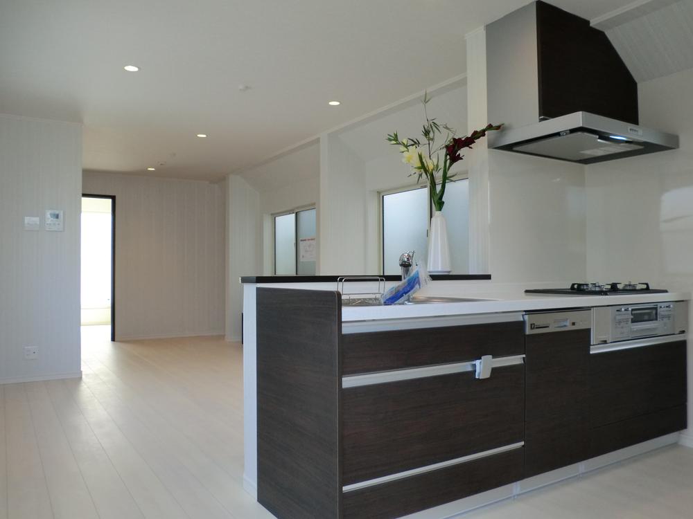 Same specifications photo (kitchen). Same specifications photo (kitchen) with dishwasher, Kitchen faucet touch-less faucet, Door pocket easily removed with a patter-kun. Sink care easy for the coating and embossed with a quiet design.