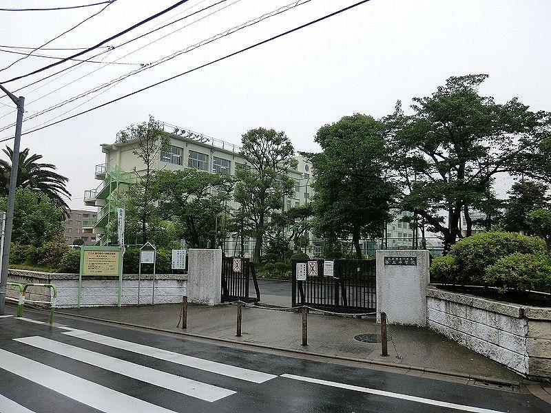 Junior high school. 920m until the fifth junior high school