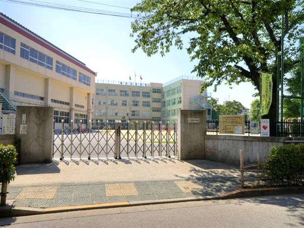 Junior high school. 312m until the seventh junior high school