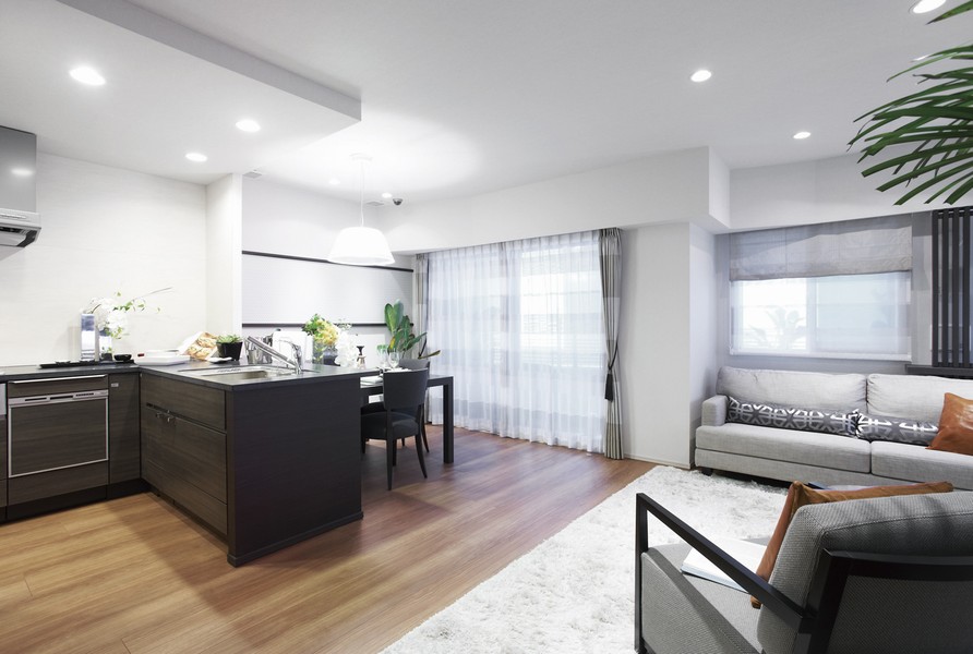 Spread on the balcony side full, Bright and wide living ・ dining