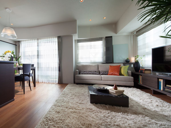 Living.  [living ・ dining] While I pleasure when the spacious, Living room calm and family. Dining produce Talking with family members in moments of food. So that the spread is bright sunshine and refreshing breeze in the space that becomes the center of the dwelling, It plans to clear some openings.