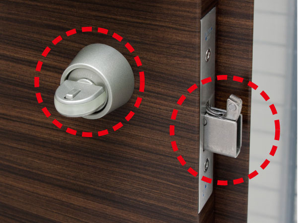 Security.  [Crime prevention thumb turn ・ Sickle-type dead bolt lock] In order to prevent one of the incorrect lock modus operandi "thumb turning", Adopted a crime prevention thumb. Entrance door, It has adopted a double lock that was installed less likely to sickle with dead lock of pry open in two places.