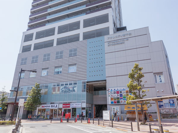 Surrounding environment. Akuresuti Minamisenju (570m ・ An 8-minute walk)