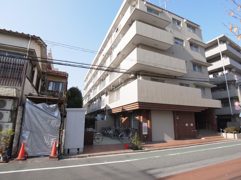 Local appearance photo. Local (12 May 2013) Shooting