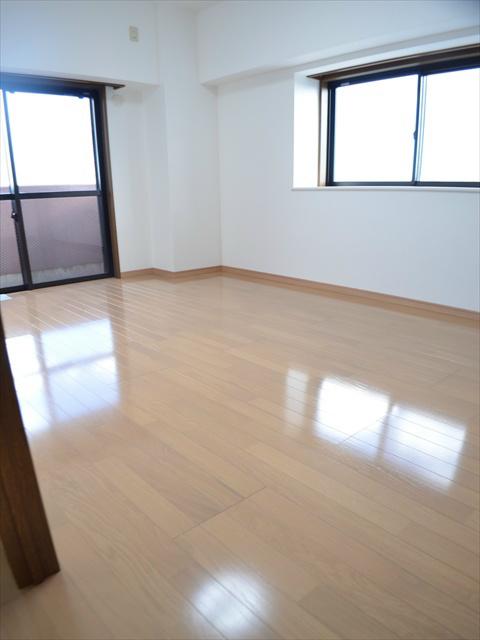 Living. Breadth of the room