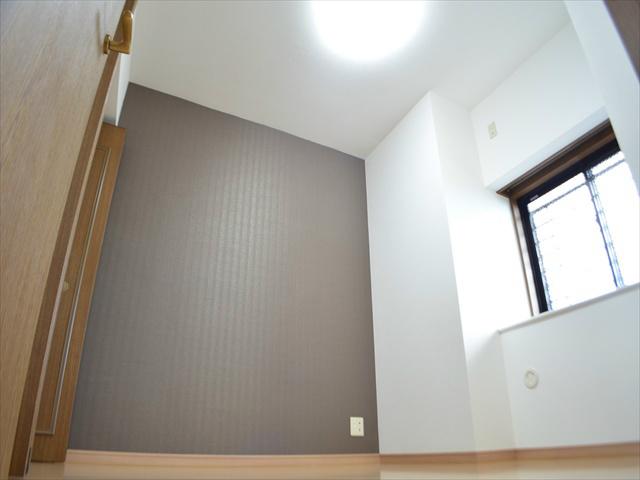 Non-living room. Bright sunshine from the bay window