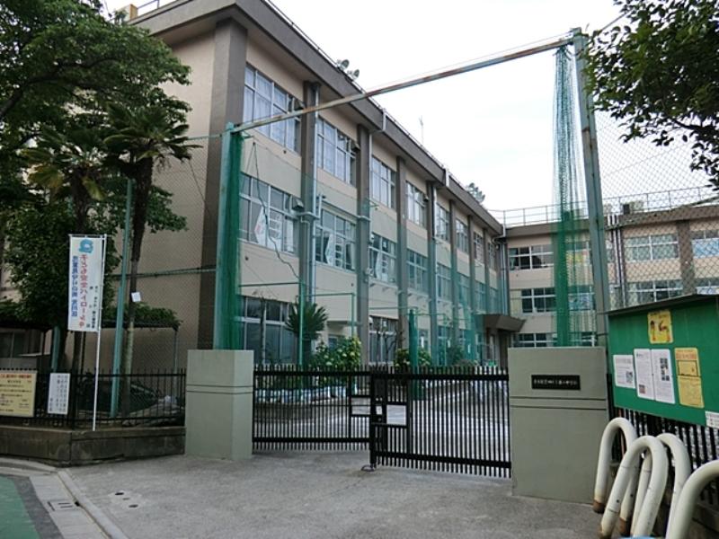 Junior high school. 600m until the ninth junior high school