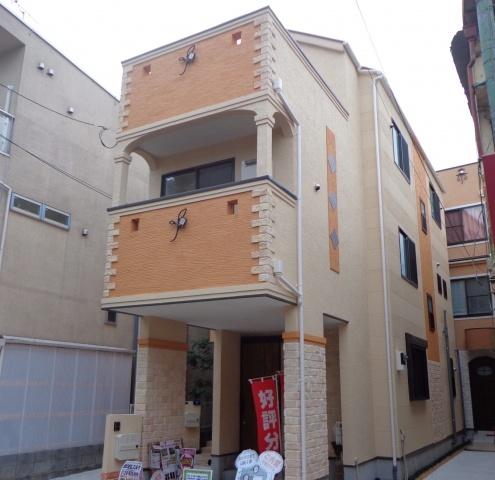 Local appearance photo. Stylish appearance.