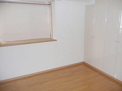 Non-living room. Western-style (there is a bay window)