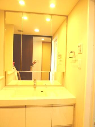 Wash basin, toilet. Indoor (11 May 2013) Shooting