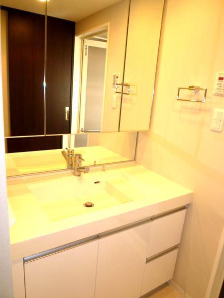 Wash basin, toilet. Indoor (12 May 2013) Shooting