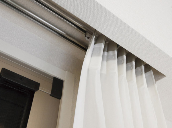 Interior.  [Curtain box] Curtain rail Des Table, The curtain box to be clean and contained the curtain was provided on the window of the living room.