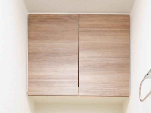 Bathing-wash room.  [Toilet top hanging cupboard] Toilet paper and cleaning tool has established a refreshing Maeru convenient hanging cupboard.