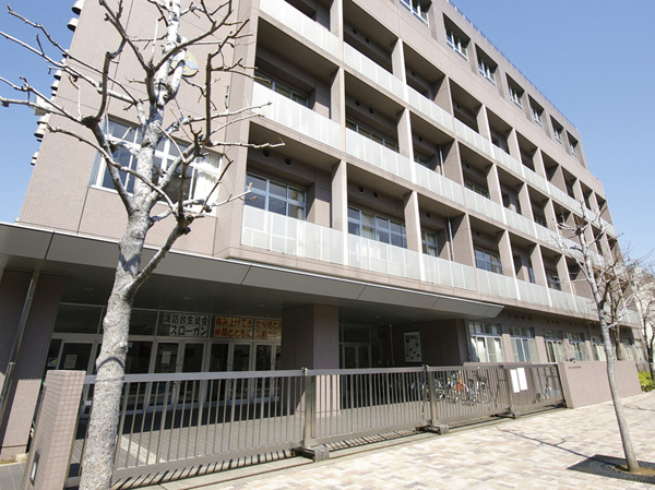 Surrounding environment. Suwa stand junior high school (18 mins, About 1400m)