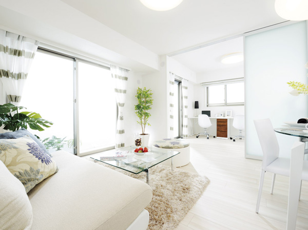 Room and equipment. Refreshing corner dwelling unit with a window on three sides of the house. Bright airy well, By opening the sliding door between the living room and Western, Spacious available. South-facing center, More than half of the corner dwelling unit. Private garden, roof balcony, It offers a variety of plans, such as L-shaped kitchen.  ※ In the apartment gallery, living ・ Dining facilities can be confirmed. (The room is different from the one of this sale)