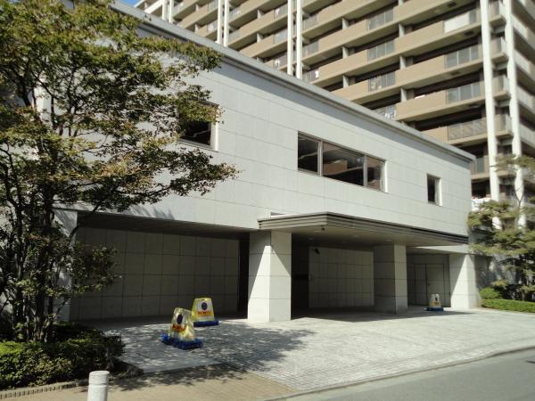 Entrance. entrance Porte-cochere / 2013 October shooting