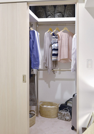 Receipt.  [Walk-in Closet]  ※ Storage by type, height ・ Different shape, etc..
