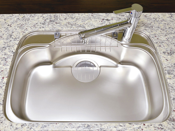 Kitchen.  [Quiet sink] Tap water has adopted a silent sink sound and tableware falls sink surface to reduce the sound of the sound corresponding to sink.