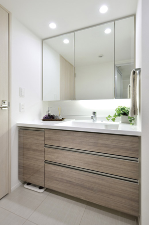 Bathing-wash room.  [DRESSING ROOM] beautifully, Clean dressing room. Kagamiura housed with three-sided mirror that utilizes the space on the back of the three-sided mirror, It is useful to put away the toiletries and cosmetics.