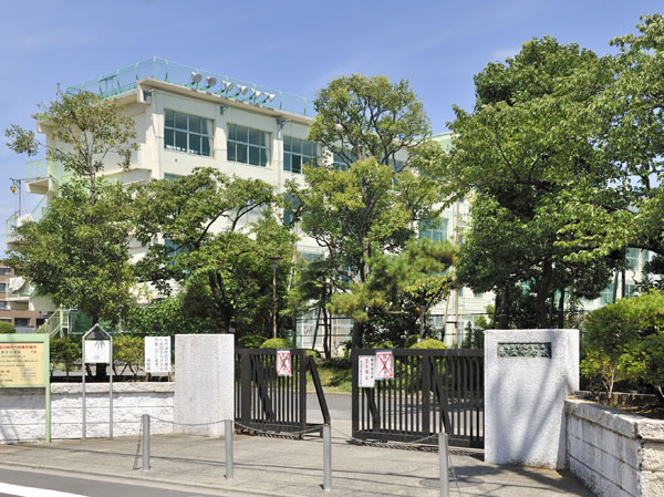 Surrounding environment. Fifth junior high school (about 480m / 6-minute walk)