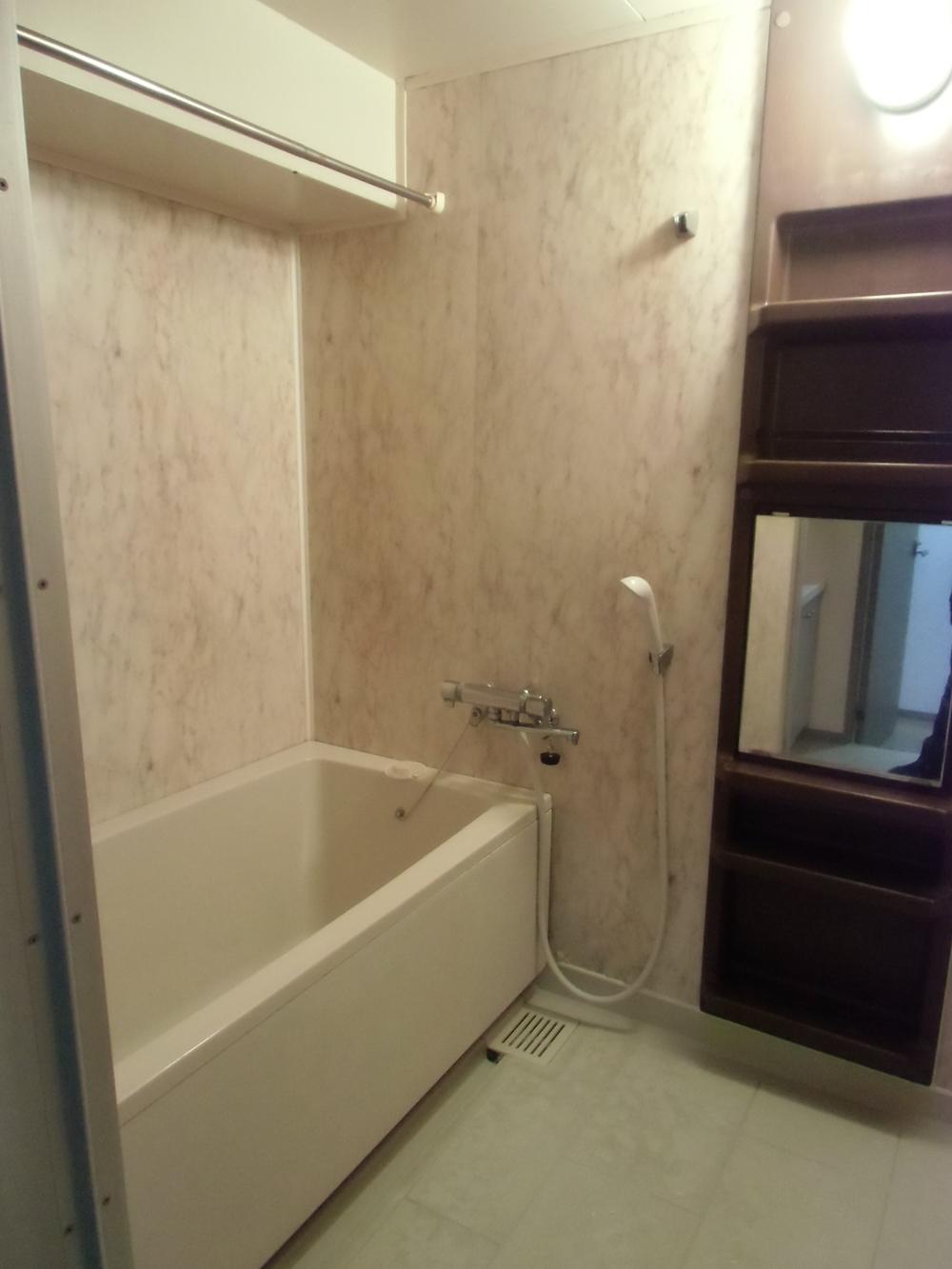 Bathroom. Indoor (12 May 2013) Shooting. Easy-to-use bathroom.