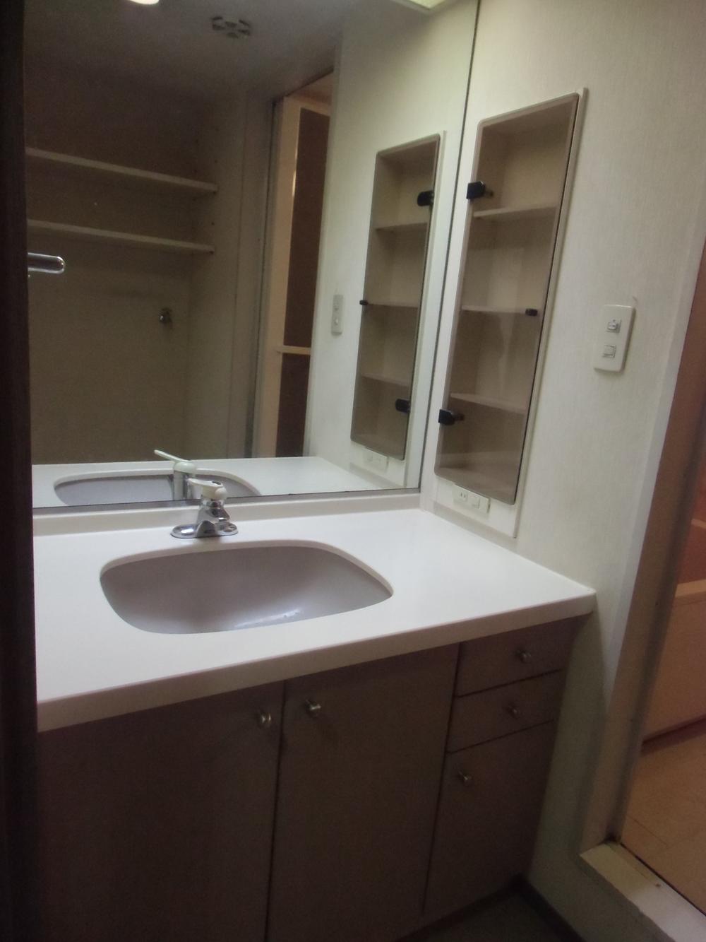 Wash basin, toilet. Indoor (12 May 2013) Shooting.